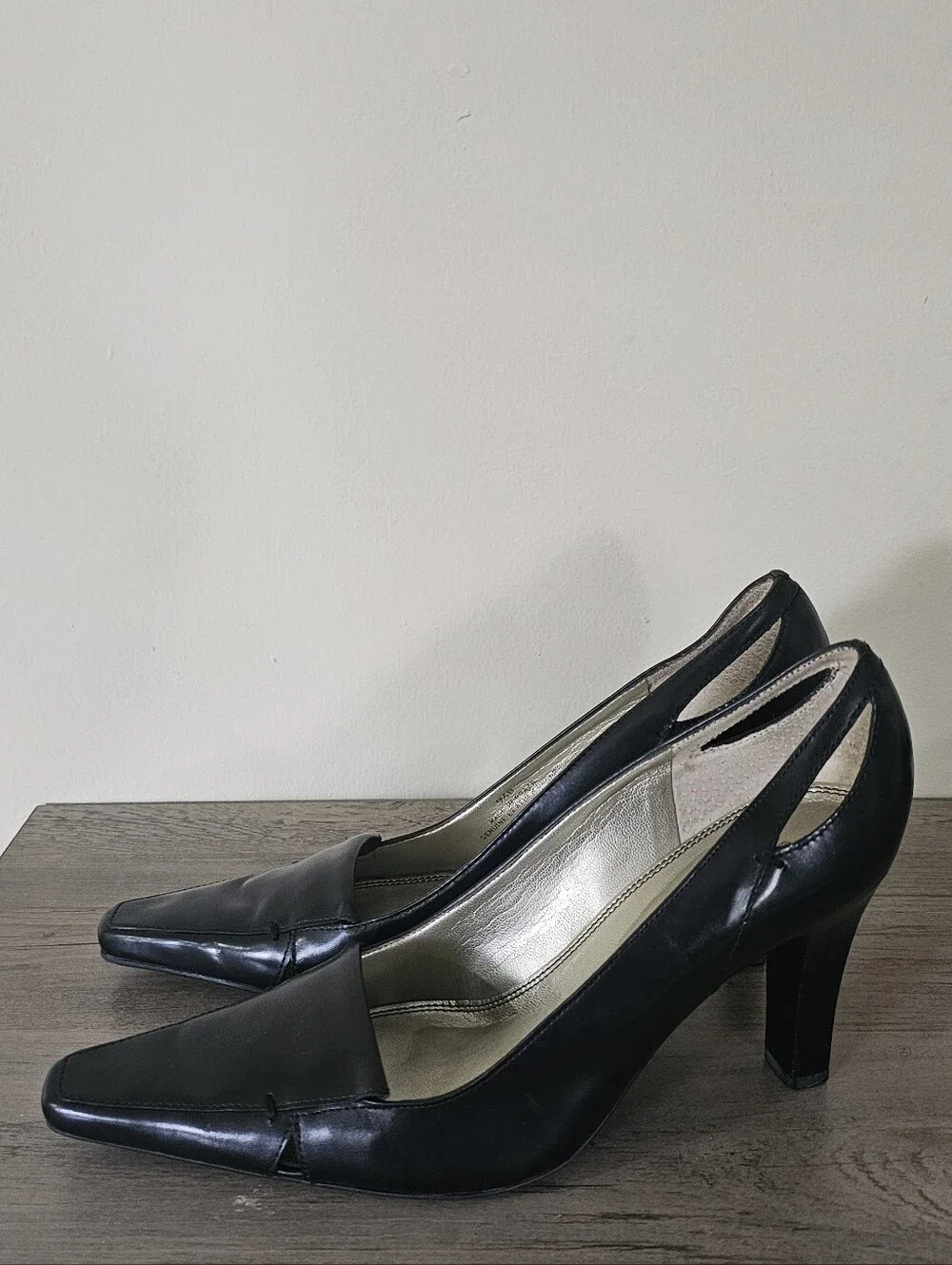 UNISA Black Leather Pointed Toe Mid Heel Pumps 9 1/2